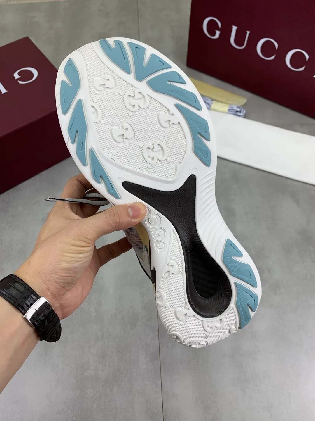 Men's shoes 💰P980 new style 💰 Gucci, couple style, women's style will be released later, new 2.0 futuristic sneakers‼ ️A pair of subversive sneakers is here. Gucci 2.0, a full series of 4 colors with key investment, smart silhouette: slightly curved forefoot design, you can clearly feel the propulsion when commuting and trotting, and it can enhance the sense of line extension when paired with wide-leg pants or cycling pants. EVA thick soles not only have a comfortable height-increasing effect, but also reduce weight (it actually lasts 3 hours of shopping without tiring your feet!) Highlight moments for lazy people: 2. Just choose it for airport wear! You can take them off in seconds after passing the security check (you can put them on as soon as you lift the heel strap), because the shoes come with a sliding buckle, so no need! ! Tie your shoes. Really achieve the sense of relaxation that goes with you. Size: Female 35-40 Male 39-45
